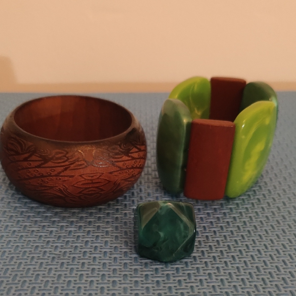 RETRO Carved Wood Bangle & Green Resin Stretch Bracelet w/Green Statement Ring